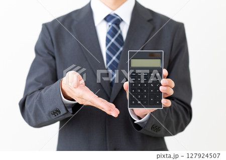 電卓を持つスーツを着たミドル男性ビジネスマン 127924507