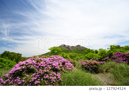 中岳から見る美しい初夏の高千穂峰 127924524