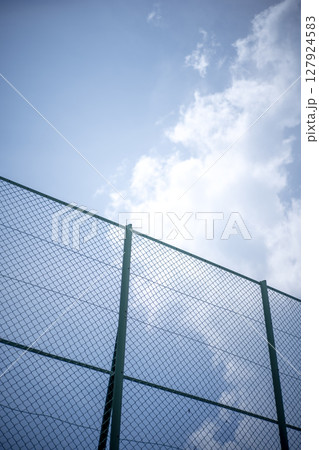 フェンス越しの空 ドラマチックな空 夏空 青空 公園 イメージ 127924583