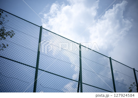 フェンス越しの空 ドラマチックな空 夏空 青空 公園 イメージ 127924584