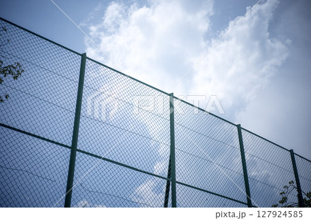 フェンス越しの空 ドラマチックな空 夏空 青空 公園 イメージ 127924585