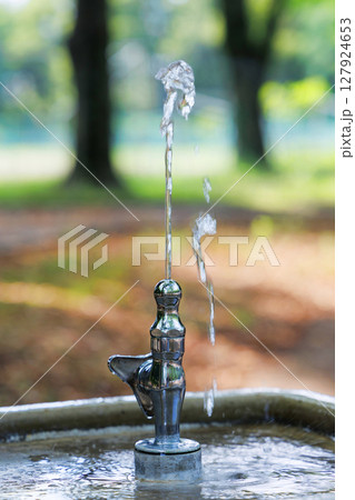 公園の水飲み場に流れる水 公園の水飲み場に流れる水 127924653