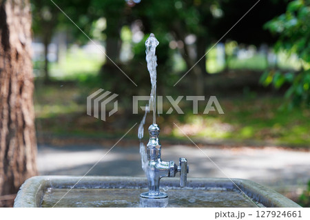 公園の水飲み場に流れる水 127924661