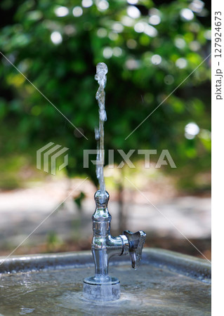 公園の水飲み場 公園の水飲み場 127924673