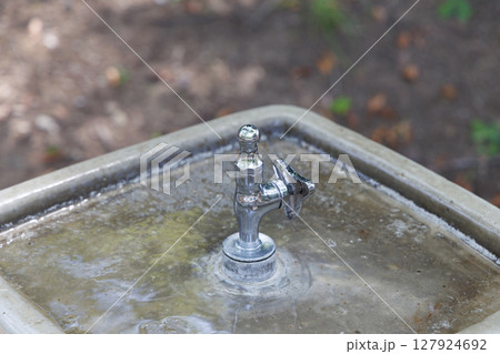 公園の水飲み場 127924692