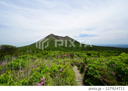 中岳の登山道と高千穂峰 127924711