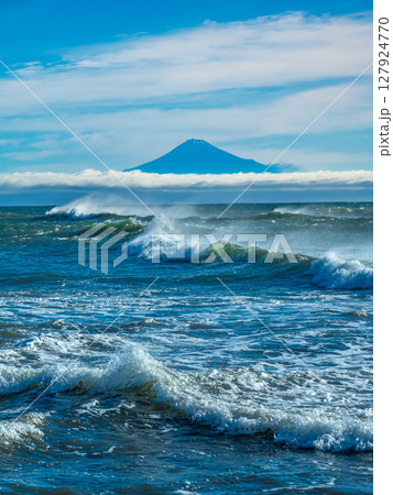 初夏の御前崎海岸から望む遠望の富士山 127924770