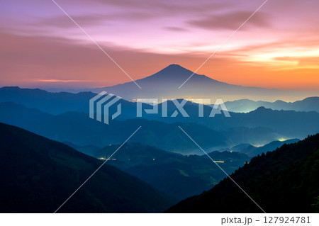 清水吉原から見た薄明の富士山と山並み 清水吉原から見た薄明の富士山と山並み 127924781