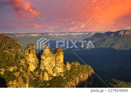 ブルーマウンテン国立公園のスリーシスターズ夕景 127924809