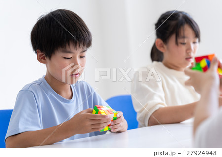 知育玩具ルービックキューブに挑む子供たち 127924948
