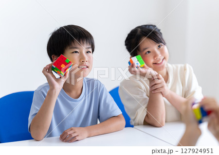 知育玩具ルービックキューブに挑む子供たち 127924951
