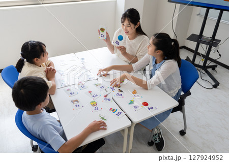 塾でフラッシュカードで英語を学ぶ生徒達 塾でフラッシュカードで英語を学ぶ生徒達 127924952