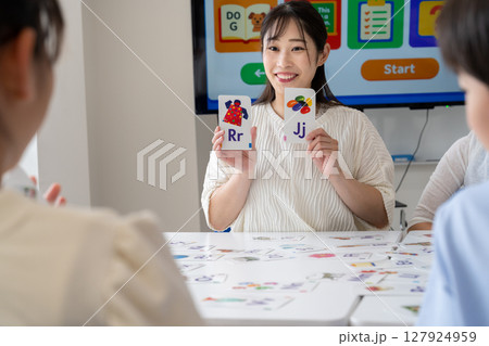 塾でフラッシュカードで英語を教える先生 塾でフラッシュカードで英語を教える先生 127924959