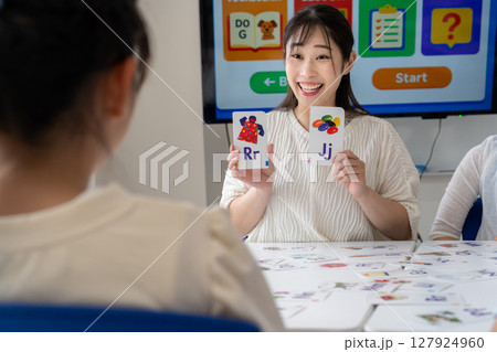 塾でフラッシュカードで英語を教える先生 塾でフラッシュカードで英語を教える先生 127924960