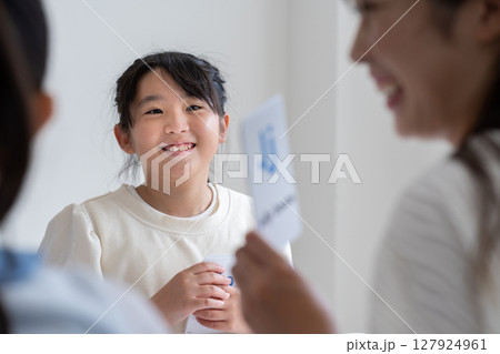 塾でフラッシュカードで英語を学ぶ生徒達 塾でフラッシュカードで英語を学ぶ生徒達 127924961