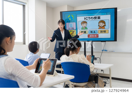 小学生のICT授業 127924964