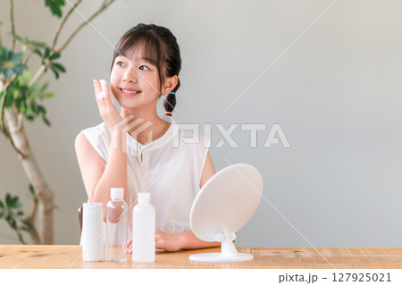 鏡を見ながらメイクする子供,女の子,小学生,中学生 127925021