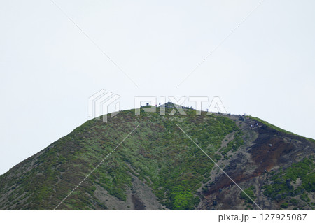 霧島連山の登山風景 127925087