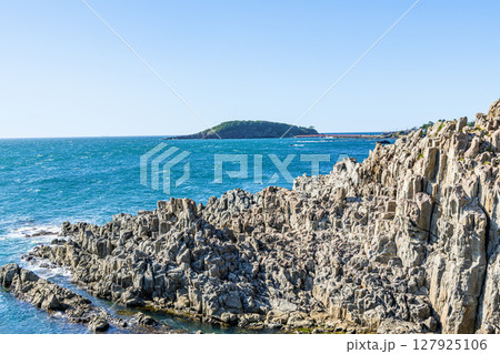 福井県坂井市　人気の観光地　快晴の東尋坊 127925106