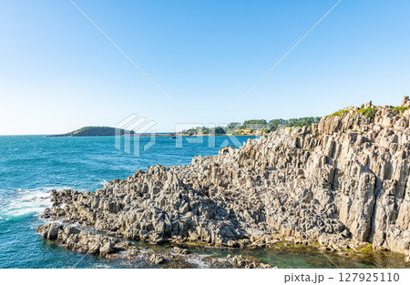 福井県坂井市 人気の観光地 快晴の東尋坊 福井県坂井市 人気の観光地 快晴の東尋坊 127925110