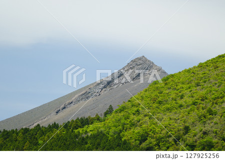 中岳から眺める新燃岳の風景 中岳から眺める新燃岳の風景 127925256