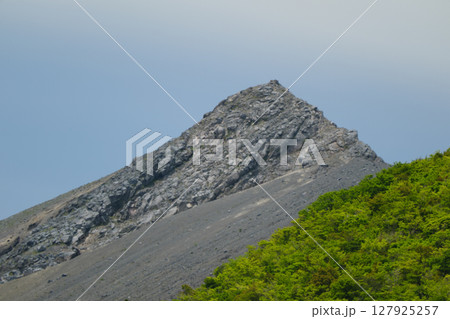 新燃岳の山岳風景 127925257