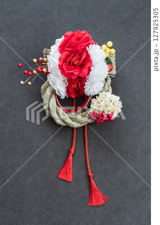 お正月　正月飾り　黒背景 127925305