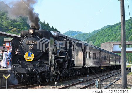 津和野駅で発車を待つD51牽引のSL「やまぐち」 津和野駅で発車を待つD51牽引のSL「やまぐち」 127925561