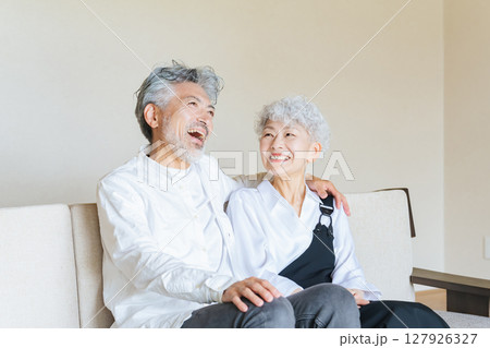 笑顔で寄り添うシニアカップル 笑顔で寄り添うシニアカップル 127926327