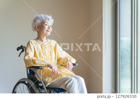 車椅子に乗ってリラックスするシニア女性 127926330