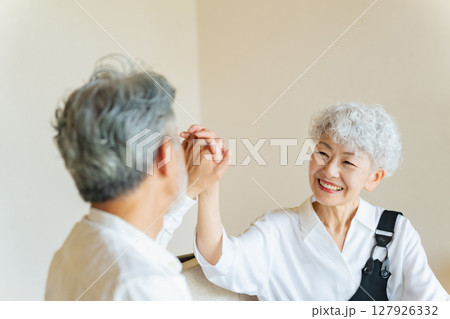 笑顔で手を繋ぐシニアカップル 笑顔で手を繋ぐシニアカップル 127926332