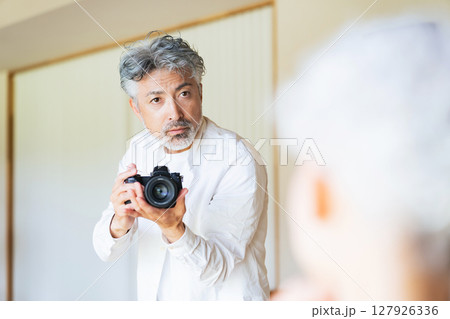 女性モデルを撮影するシニア男性カメラマン 127926336