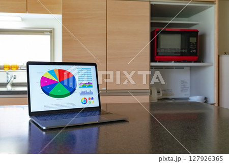 部屋に置かれたノートパソコン 127926365