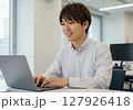 オフィスでオンライン会議中の20代〜30代ビジネスマン 127926418