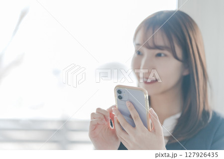 スマホを操作する女性 127926435