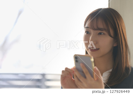 スマホを操作する女性 スマホを操作する女性 127926449