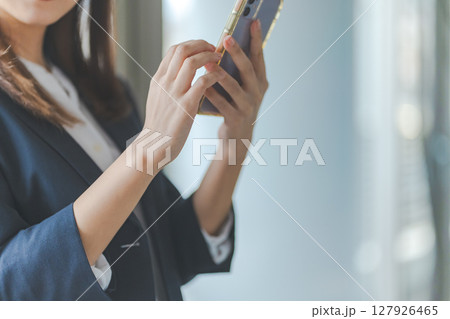 スマホを操作する女性 127926465