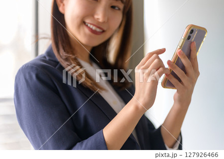 スマホを操作する女性 127926466