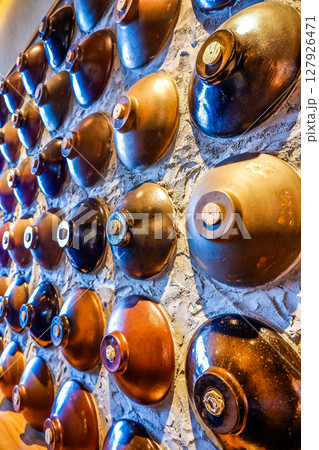 常滑焼焼酎瓶を埋め込んだ壁 127926471