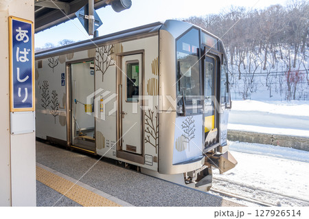 北海道網走市 釧網本線の列車が入線している冬の網走駅のプラットホーム 北海道網走市 釧網本線の列車が入線している冬の網走駅のプラットホーム 127926514