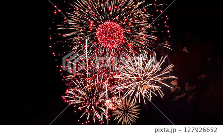 夏の夜を彩る 打ち上げ花火 夏の夜を彩る 打ち上げ花火 127926652