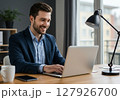 笑顔でリモートワークをするビジネスマン 127926700