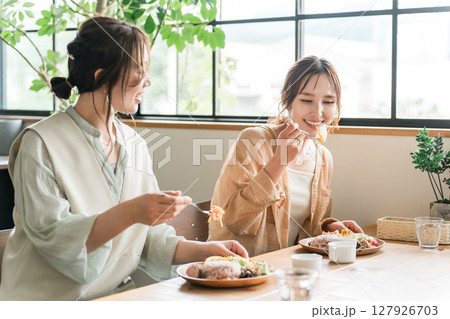 女友達・ママ友と美味しいランチを食べる女性(女子会) 女友達・ママ友と美味しいランチを食べる女性(女子会) 127926703