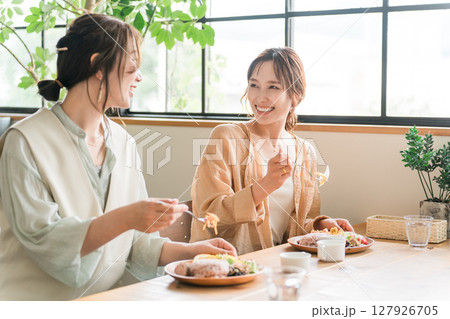 女友達・ママ友と美味しいランチを食べる女性（女子会） 127926705