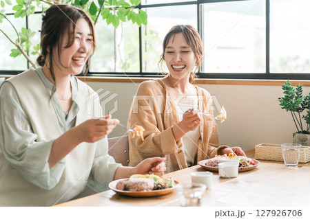 女友達・ママ友と美味しいランチを食べる女性(女子会) 女友達・ママ友と美味しいランチを食べる女性(女子会) 127926706