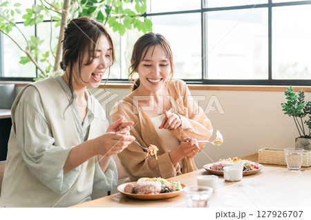 女友達・ママ友と美味しいランチを食べる女性(女子会) 女友達・ママ友と美味しいランチを食べる女性(女子会) 127926707