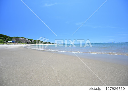 江口浜海浜公園の綺麗な浜辺 127926730