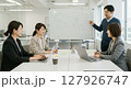4人のビジネスパーソンが会議を行う様子 127926747