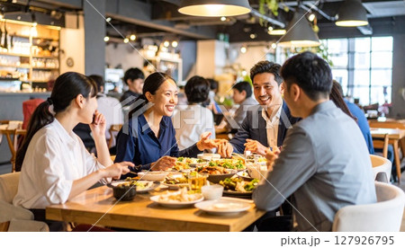 レストランでおしゃべりする女性 レストランでおしゃべりする女性 127926795