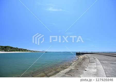 青い空と江口浜海浜公園 127926846